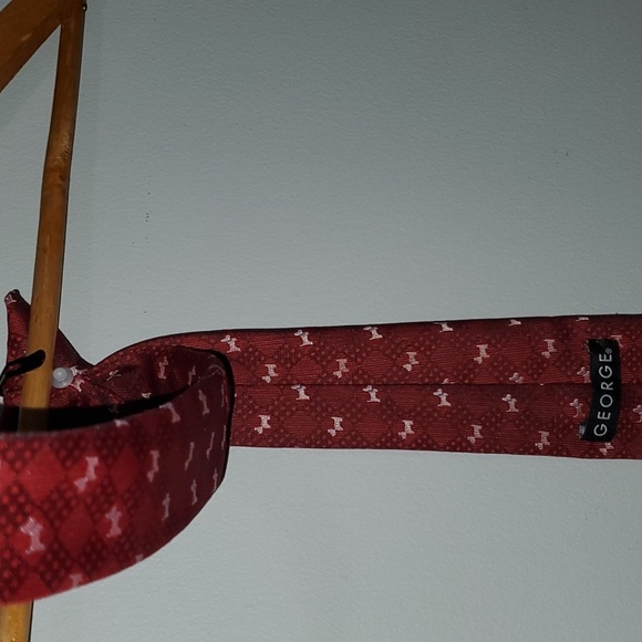 Elegant Burgundy Tie with Subtle Pattern - Picture 6 of 6